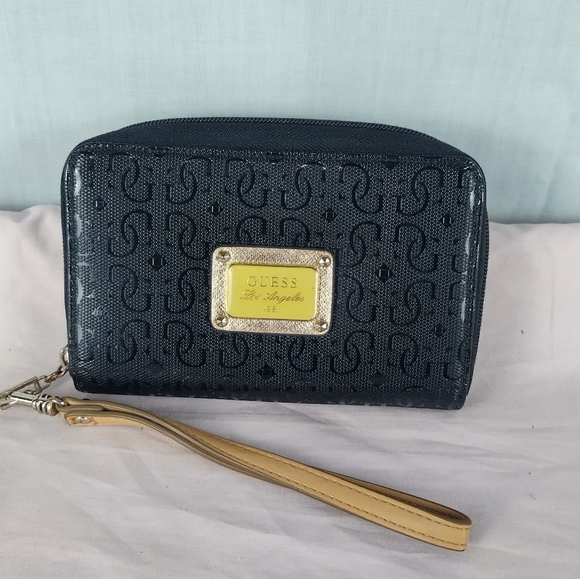 Vtg GUESS Women's Black Wallet Logo embossed Zip Organizer Wristlet Fashion - Picture 13 of 14